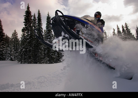 L'uomo saltando una motoslitta Foto Stock