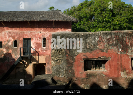 Africa Kenya Mombasa sole mattutino di colore rosso si accende le pareti all'interno Fort Jesus una prima fortezza costruita dai mercanti Portoghesi nel 1593 Foto Stock