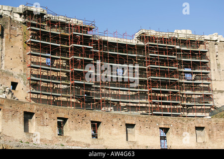 Ponteggio sulla sezione superiore della parete interna del Colosseo rovine di Roma mostra un tentativo di rinnovare questo punto di riferimento Foto Stock