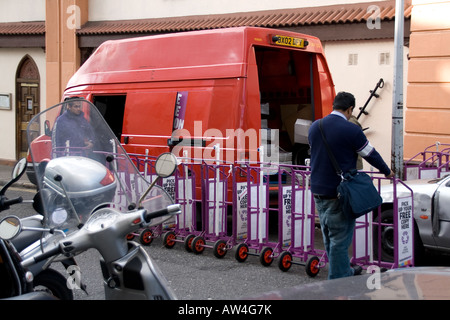 Organizzazione per distribuire la libera Londra quotidiani su carrelli da un furgone Foto Stock