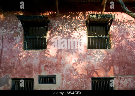 Africa Kenya Mombasa Fading pareti rosso all'interno di Fort Jesus una prima fortezza costruita dai mercanti Portoghesi nel 1593 Foto Stock