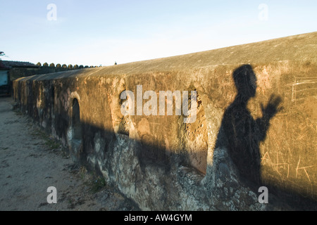 Africa Kenya Mombasa ombra guida turistica su fort pareti all'interno di Fort Jesus Foto Stock