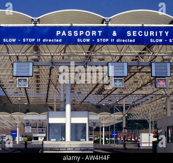 Il controllo dei passaporti di eurotunnel terminal folkestone kent england Foto Stock