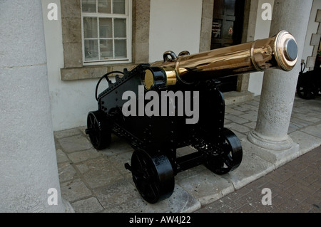 Città di Gibilterra un vecchio cannone in rame nella parte anteriore del convento Guard camera sulla strada principale Foto Stock