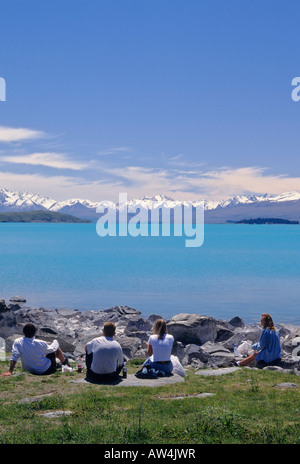 Nuova Zelanda Isola del Sud Lago Tekapo due coppie vista picnic Alpi del Sud Foto Stock