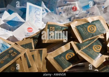 Naturale e dolcificanti artificiali il commercio equo e solidale allo zucchero di canna bianco normale Zucchero e dolcificante aspartame Foto Stock