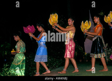 Tailandese donne, celebrando e Loy Krathong festival, festival annuale, giardino di rose, Nakhon Pathom, provincia di Nakhon Pathom, Thailandia, asia Foto Stock