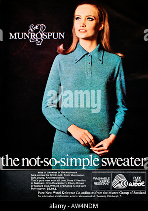 Anni sessanta Nova Magazine Ottobre 1968 Pubblicità per Munrospun moda per solo uso editoriale Foto Stock