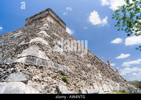 Giovane su vaction in Messico, arrampicata piramide Maya Foto Stock