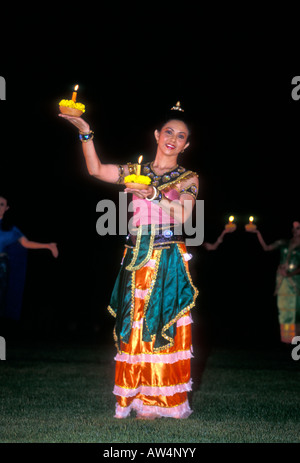 Donna thai, celebrando e Loy Krathong festival, giardino di rose, Nakhon Pathom, provincia di Nakhon Pathom, Thailandia, asia Foto Stock