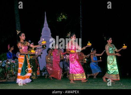 Tailandese donne, celebrando e Loy Krathong festival, festival annuale, giardino di rose, Nakhon Pathom, provincia di Nakhon Pathom, Thailandia, asia Foto Stock