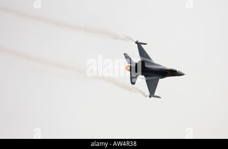 F16 Falcon jet da combattimento con vapore trail Foto Stock