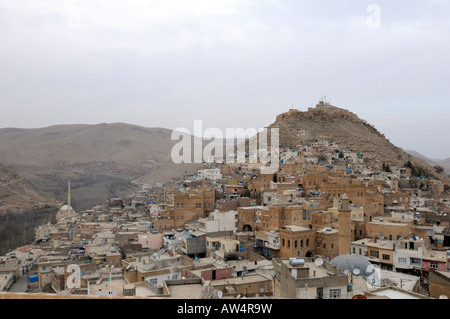 Una panoramica della piccola città di Savur, una meraviglia architettonica nel sud-est della Turchia Foto Stock