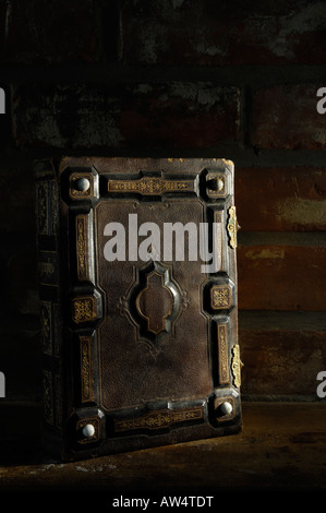 Libro antico illuminato nel buio Foto Stock