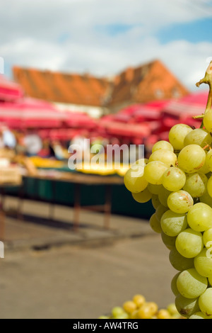 Un grappolo di uva ad un mercato a Zagabria in Croazia. Foto Stock