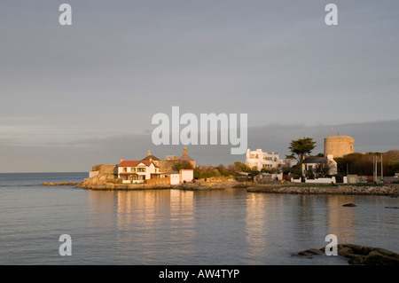 Tramonto a Sandycove Dun Laoghaire Co Dublino Irlanda con James Joyce Martello Tower impostazione per il primo capitolo di Ulisse Foto Stock