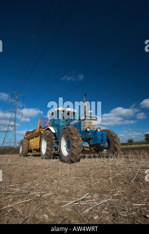 Ford 8210 Trattore spargimento del concime organico Foto Stock