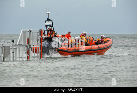 Scialuppa di salvataggio RNLI lancio su Sheringham Beach, Norfolk, Inghilterra Foto Stock