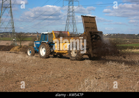 Ford 8210 Trattore spargimento del concime organico Foto Stock