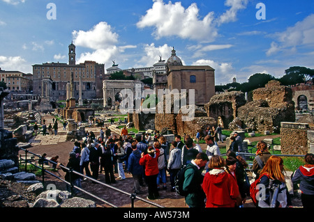I turisti al Foro Romano Roma Italia Foto Stock
