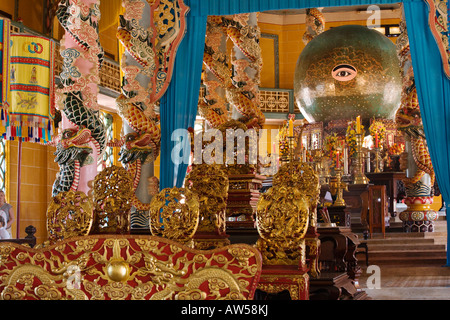 Otto colonne in gesso e le grandi star Globo coperta con occhio divino all'interno della Gran Tempio Cao Dai Tay Ninh VILLAGE VIET Foto Stock