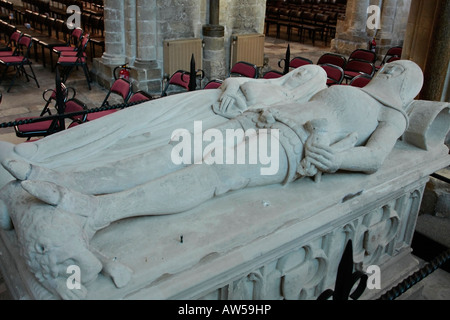 La tomba di Arundel di Philip Larkin, ispirata a questa coppia di effigi sepolcali medievali, con le mani unite, si trova nella cattedrale di Chichester, nel Regno Unito Foto Stock