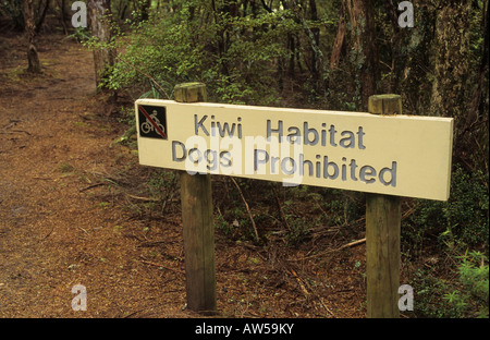 Nuova Zelanda Isola del nord la baia delle Isole Kiwi segno di Habitat vicino Haruru Falls e Waitangi via Foto Stock
