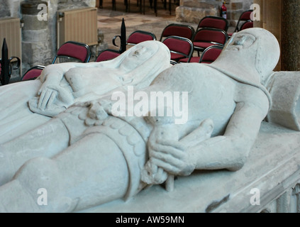 La tomba di Arundel di Philip Larkin, ispirata a questa coppia di effigi sepolcali medievali, con le mani unite, si trova nella cattedrale di Chichester, nel Regno Unito Foto Stock