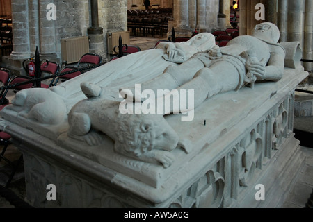 La tomba di Arundel di Philip Larkin, ispirata a questa coppia di effigi sepolcali medievali, con le mani unite, si trova nella cattedrale di Chichester, nel Regno Unito Foto Stock