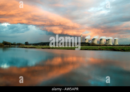 "Ratcliffe sull' Soar Power Station e il fiume Trent nel Nottinghamshire in "Gran Bretagna" Foto Stock