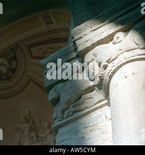 Capitello romanico di Santa Giulia Bonate Foto Stock