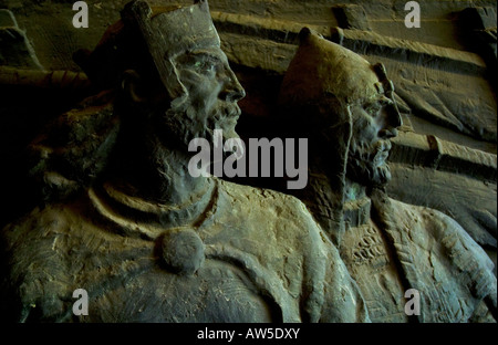 Una statua di bronzo con cavalieri con spade in Croazia. Foto Stock