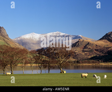 Mount Snowdon o Yr Wyddfa da ovest attraverso il lago di Llyn Nantlle Uchaf in inverno il Parco Nazionale Snowdonia Nantlle Gwynedd Wales UK Foto Stock