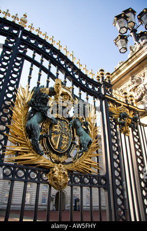 Stemma su cancelli di Buckingham Palace, London, Regno Unito Foto Stock