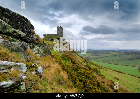 Drammatico cielo tempestoso oltre la chiesa di St Michael sul Brent Tor nel Parco Nazionale di Dartmoor Devon meridionale Foto Stock