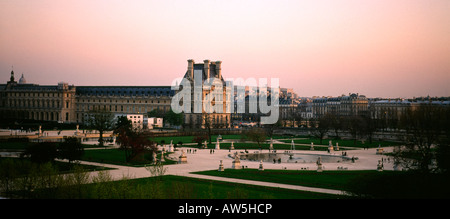 Vista sui giardini delle Tuileries a Louvre al tramonto a Parigi Foto Stock