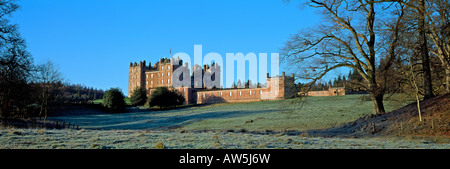 Il castello di Drumlanrig e motivi, la storica Casa del Duca di Buccleugh, vicino Thornhill, Drumfriesshire, Scotland, Regno Unito Foto Stock