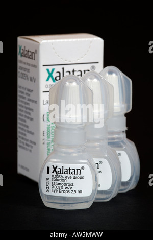 Xalatan collirio nella bottiglia di plastica utilizzati per il trattamento del glaucoma Foto Stock