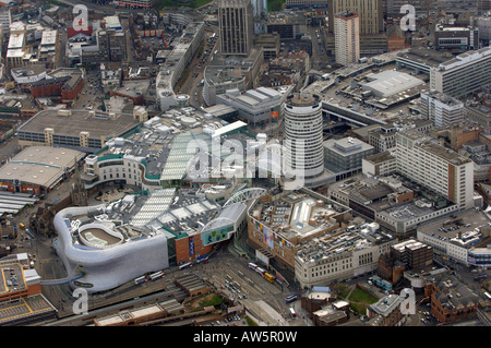 Una veduta aerea di Birmingham che mostra il centro shopping Bull Ring e la rotonda Foto Stock