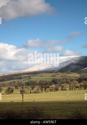 Pendle Hill, Snow capped in Ribble Valley LANCASHIRE REGNO UNITO Foto Stock