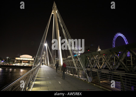 Hungerford Bridge di notte guardando a sud verso il Royal Festival Hall e per il London Eye Foto Stock