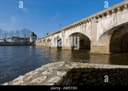 Le Pont Henri V (completato nel 1611) attraverso il fiume Vienne, chatellerault, Francia. Foto Stock