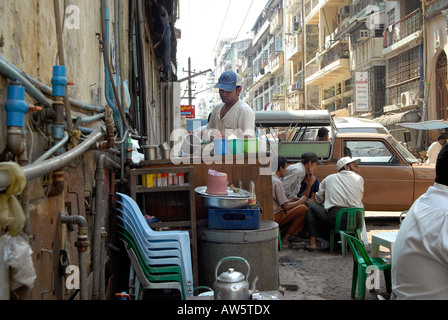 Un tipico teashop a Yangon. Il Myanmar è pieno con teashops sulla strada Foto Stock