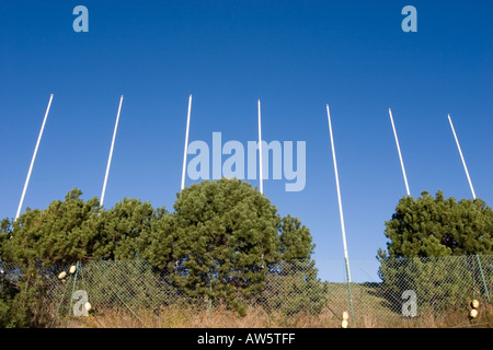 Sette flagstafs vuoto contro il cielo blu Foto Stock