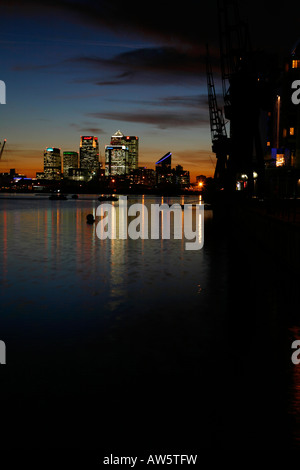 Canary Wharf visto dal Royal Victoria Dock, Docklands, Londra Foto Stock