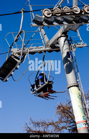 Gli sciatori su sci lift Foto Stock