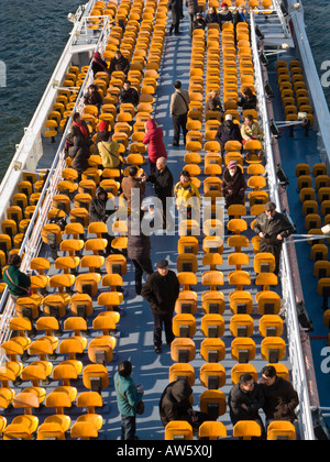 I turisti e i turisti per scattare delle foto da un Bateaux Mouches imbarcazione turistica sul fiume Senna Parigi Francia Europa Foto Stock
