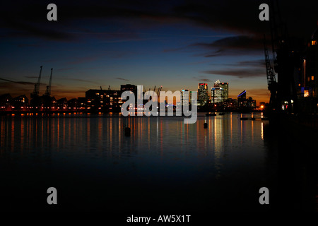 Canary Wharf visto dal Royal Victoria Dock, Docklands, Londra Foto Stock