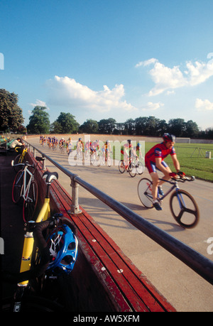 I ciclisti a Herne Hill Velodrome, Londra Foto Stock