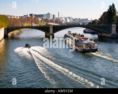 Un Bateaux Mouches la barca turistica e lancio di polizia testa in barca verso Pont de Sully sul Fiume Senna Parigi Francia Europa Foto Stock